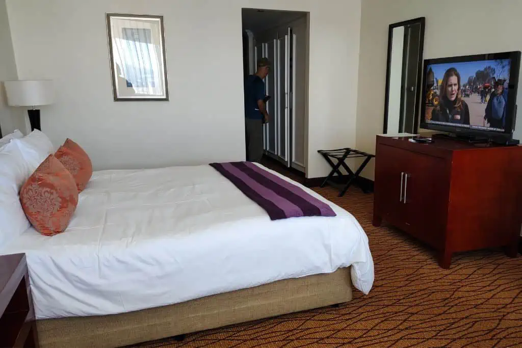 一张双人床的棕色地毯的房间Avani酒店,纳米比亚温得和克,