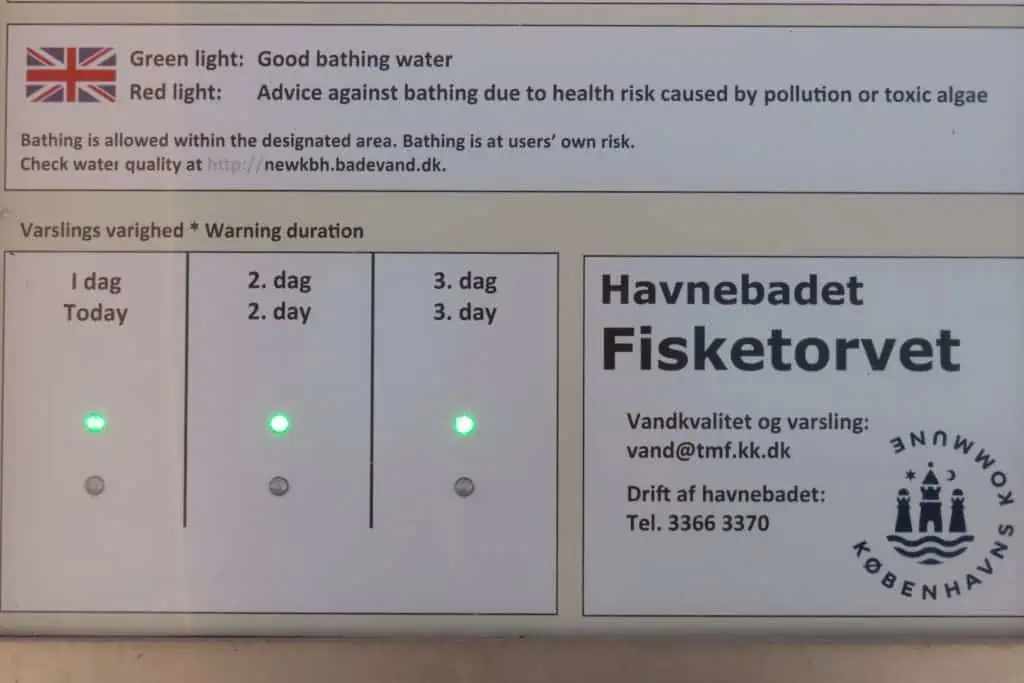 标志从Fiskertorvet港口浴池显示绿色水质灯。