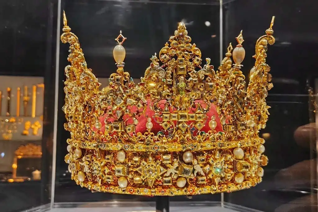 在罗森堡城堡的皇冠珠宝收藏中，有一顶镶有珍珠和其他珠宝的金王冠。