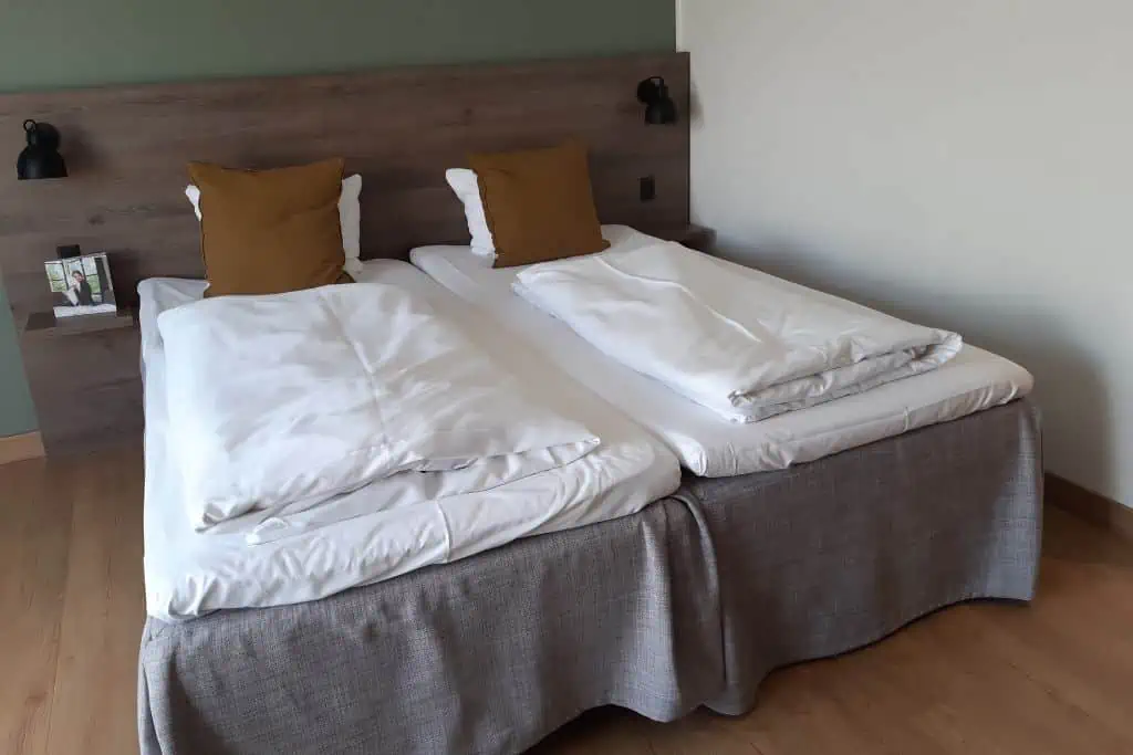 与单独的在丹麦一家酒店双床床垫和每个床羽绒被折叠的底部。