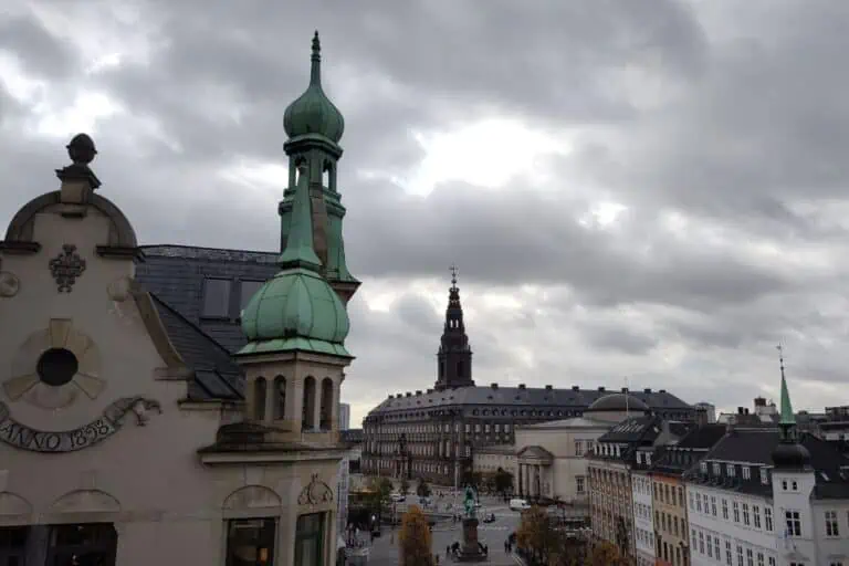 从Illum屋顶俯瞰Christiansborg宫在哥本哈根在雨天。