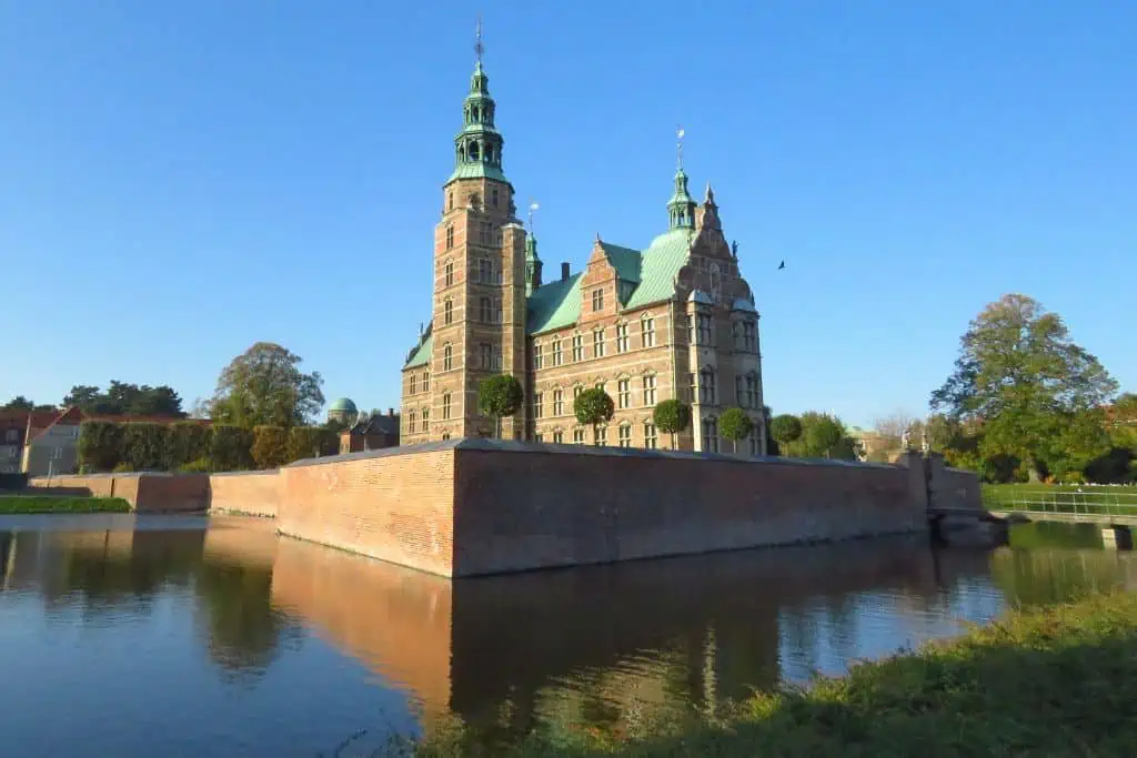 Rosenborg城堡护城河的水包围着。
