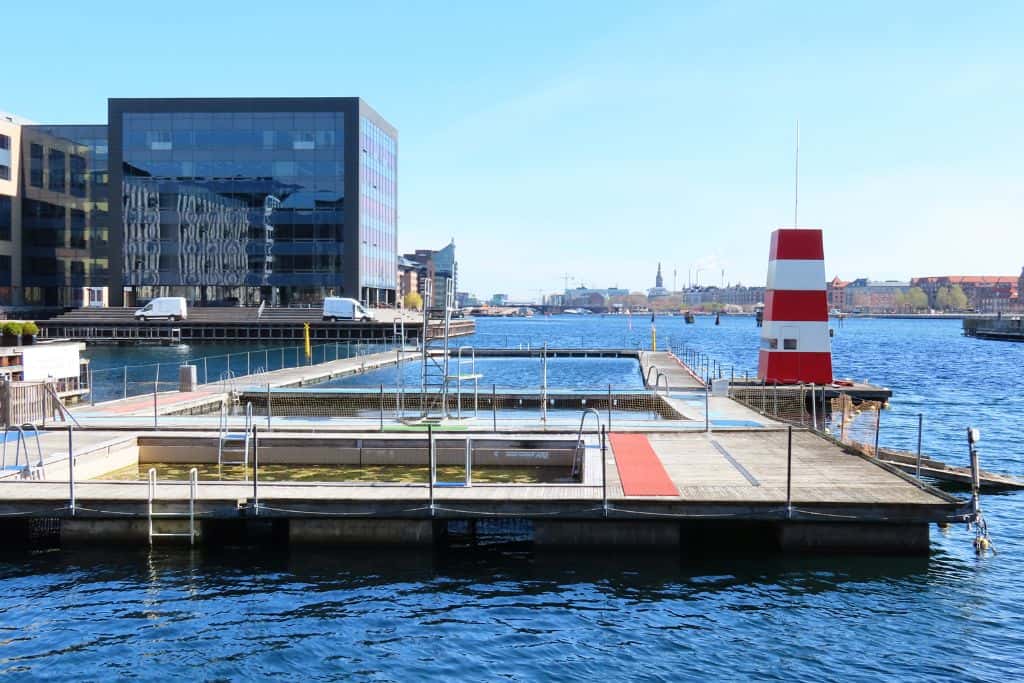 游泳区域和一个小小的红色和白色条纹灯塔在Fiskertorvet海港浴,在哥本哈根游泳区域。