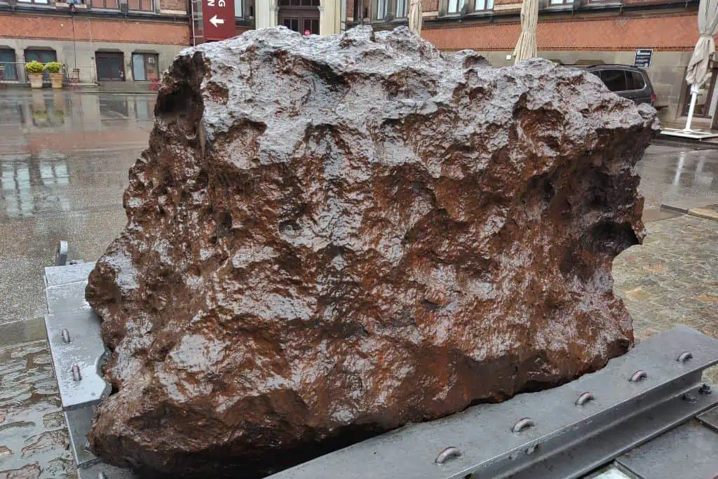 16吨的世界最大的陨石在丹麦自然历史博物馆