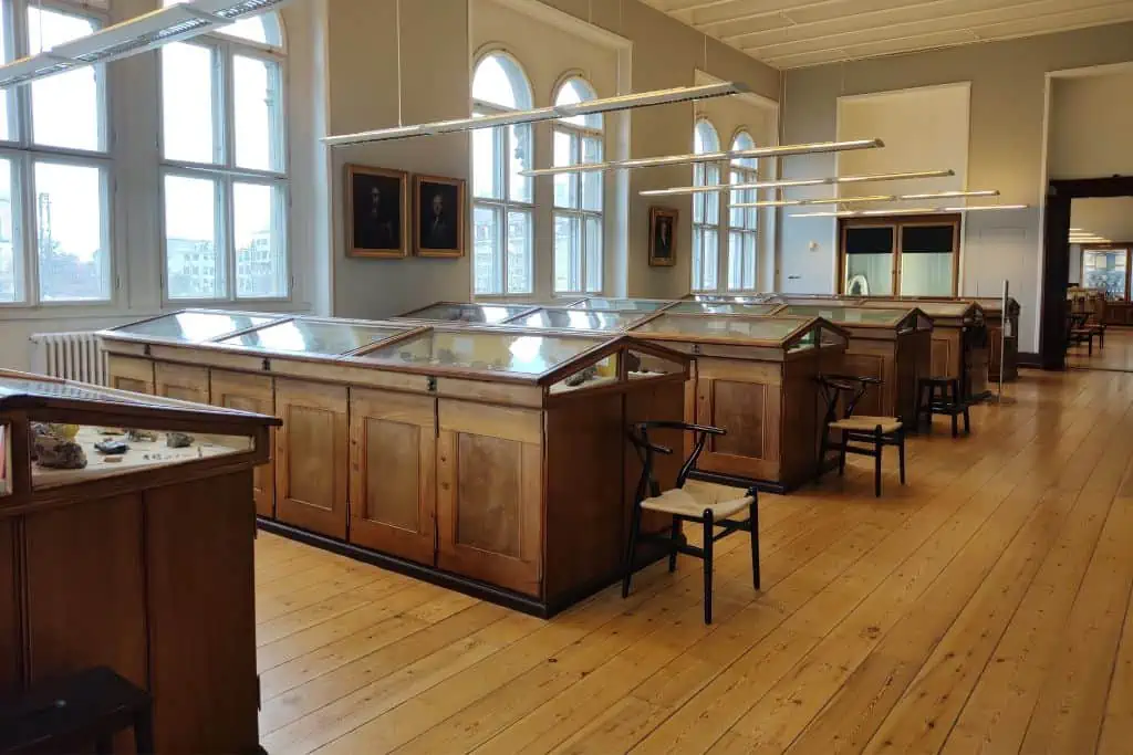 木制展示矿产厅的丹麦自然历史博物馆。