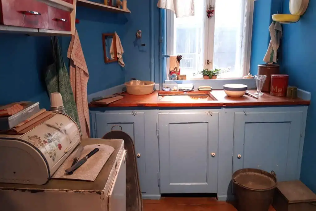 旧风格的厨房从1950年的哥本哈根用蓝色画墙壁和淡蓝色画食橱。