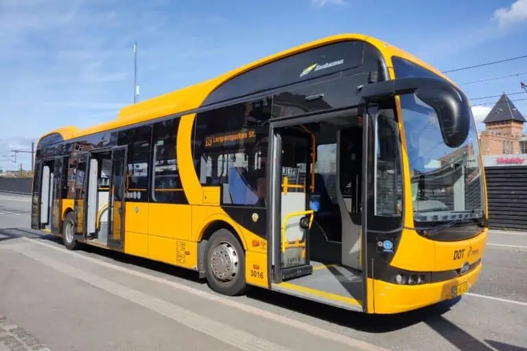 静止的黄色哥本哈根巴士开着门。