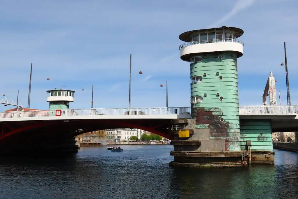 两个绿色大楼的阳台和大窗户前在哥本哈根Knippels桥上。