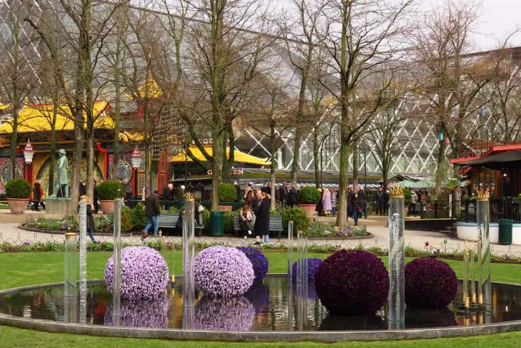 淡紫色,紫色,勃艮第花朵拼成球漂浮和反思在蒂沃利花园的一个小湖,哥本哈根。