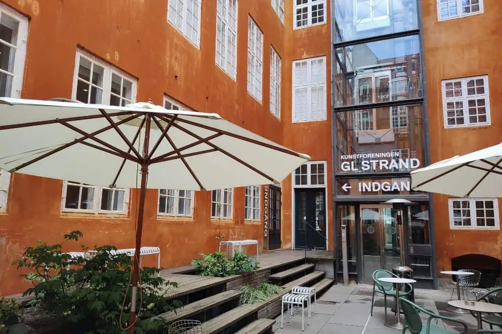橙色画咖啡馆院子面积和一个入口GL链在哥本哈根艺术博物馆