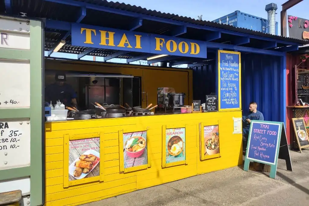 一条颜色鲜艳的活动房屋销售泰国菜在哥本哈根举行Reffen转换。