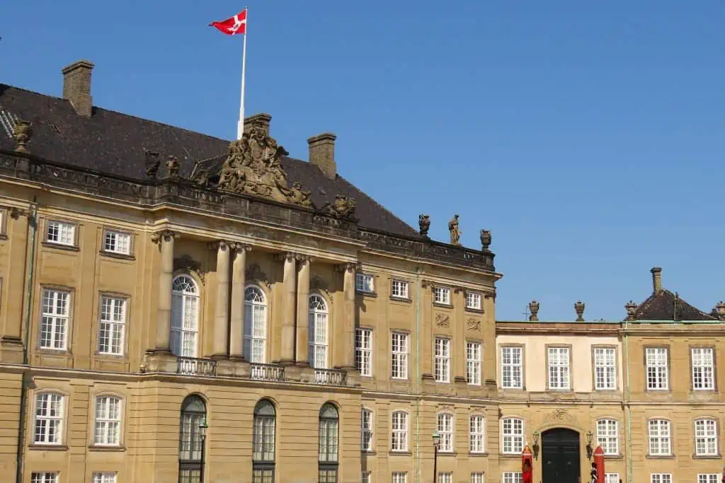 克里斯蒂安七世与红色和白色的宫殿丹麦国旗飞行在Amalienborg上,哥本哈根