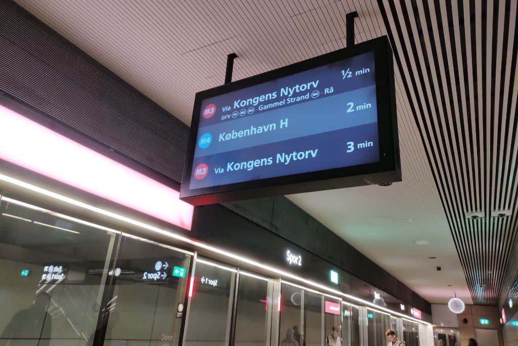 哥本哈根地铁站开销信息板。