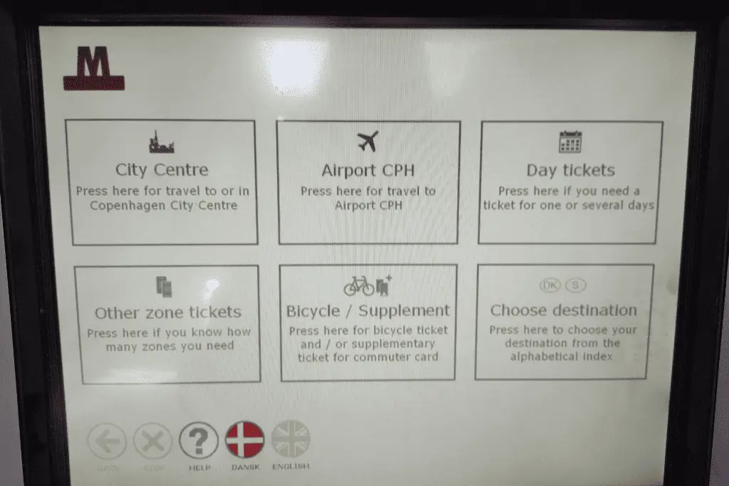 哥本哈根地铁售票机英文屏幕显示票务选项。