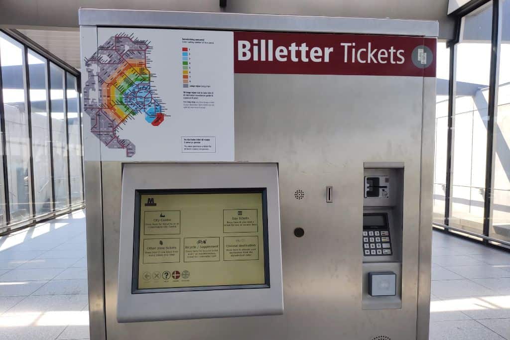 银色灰色在哥本哈根机场地铁售票机购买门票