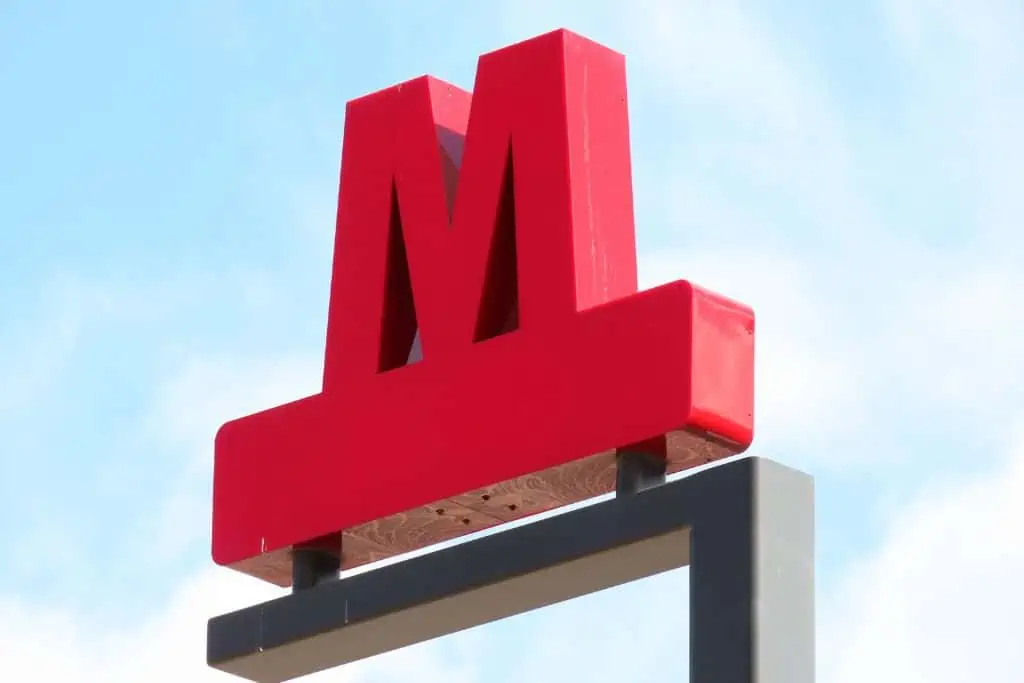 一个大型的、明亮的红色字母M,哥本哈根地铁站的标志。