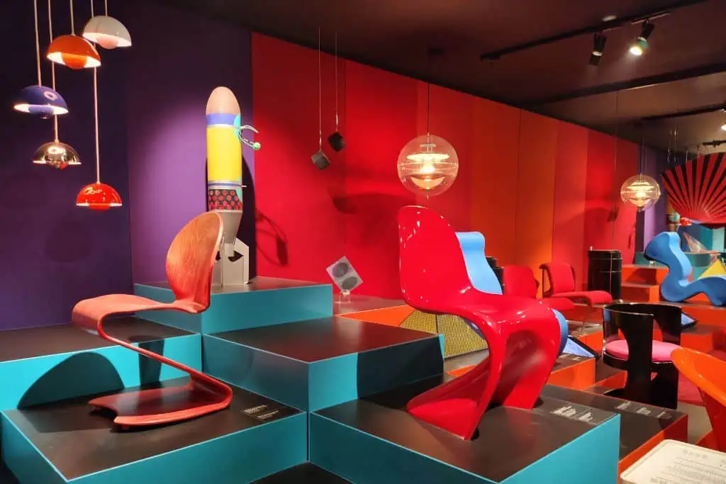 色彩鲜艳的红色主题的椅子和灯在设计博物馆,丹麦。